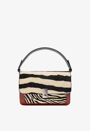 Torebka w print zebry z fakturowanym czarno-kremowym przodem, brązowym skórzanym spodem i srebrną metalową klamrą. Dołączony regulowany czarny pasek.