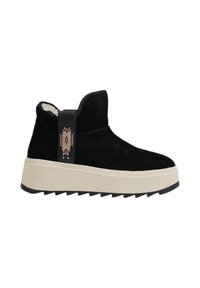 Stivaletto in suede nero con suola piatta color crema, caratterizzato da una linguetta decorativa con accenti a motivo sul tallone. Superficie testurizzata.