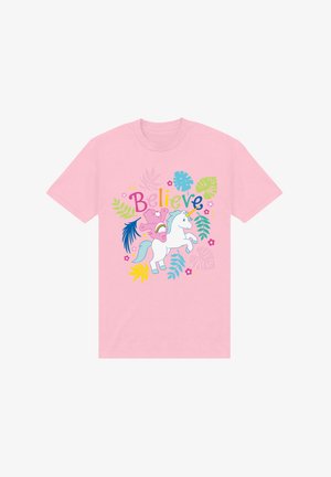 T-shirt di cotone rosa con una grafica di un unicorno accompagnato da un arcobaleno e fiori, arricchita dalla parola "Believe" in lettere colorate.