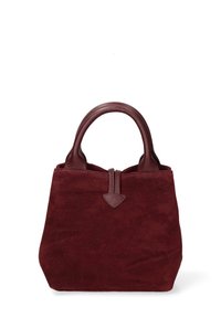 Borsa tote in suede bordeaux con doppi manici in pelle, accentuazione triangolare in pelle alla chiusura e design compatto e strutturato.