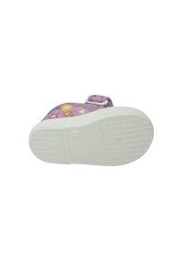 Sneaker in tela viola con motivo a stelle, suola in gomma bianca e strap in Velcro. Fondo testurizzato per una buona aderenza, design leggero per il comfort.