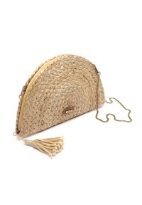 Borsa a tracolla in paglia intrecciata a forma di mezzaluna, con cerniera tono oro, tracolla a catena e un accento a nappina sul tirazip.