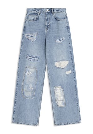 Lichtblauwe jeans met hoge taille en broekspijpen met wijd uitlopende pijpen, voorzien van beschadigde scheuren en patches op de voorkant van de dijen en knieën, knoop- en ritssluiting, vijfzakkenmodel.