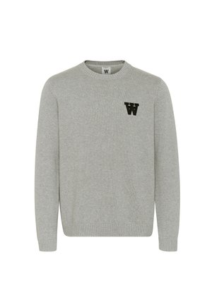 Hellgrauer Strickpullover mit rundem Ausschnitt und gerippten Bündchen. Mit kleinem schwarzen "W"-Logo auf der Brust.