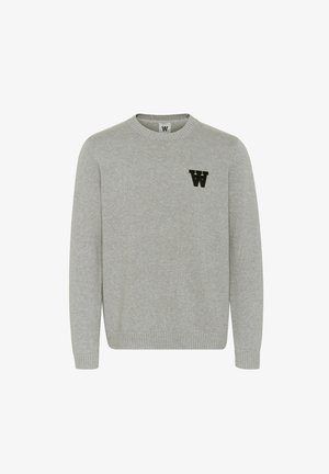 Svijetlosivi pleteni pulover s okruglim izrezom i rebrastim manžetama. Ima mali crni "W" logo na prsima.