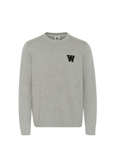 Lys grå strikket sweater med rund halsudskæring og ribstrikkede manchetter. Har et lille sort "W" logo på brystet.
