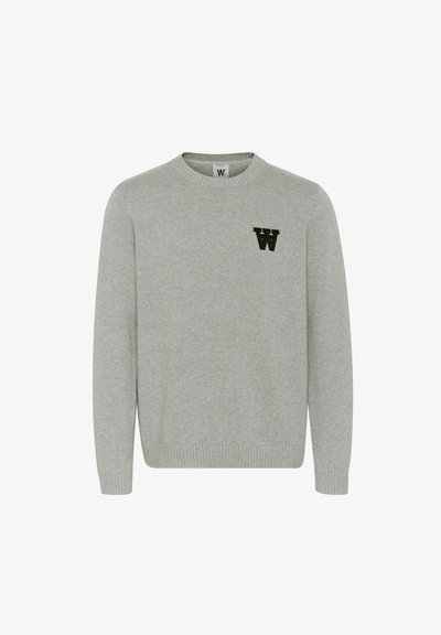 Lys grå strikket sweater med rund halsudskæring og ribstrikkede manchetter. Har et lille sort "W" logo på brystet.