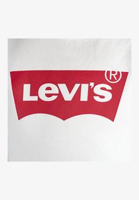 Witte katoenen T-shirt met een groot rood Levi's-logo met een gebogen onderrand en een merkregistratiesymbool in de rechterbovenhoek.