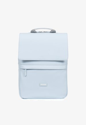 Zaino in pelle azzurro chiaro con una texture liscia, chiusura a pattina, manico superiore, tasca anteriore e un branding discreto sulla parte anteriore inferiore.