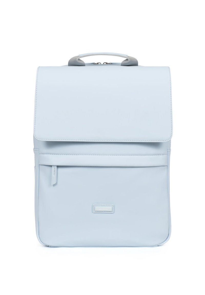 Zaino in pelle azzurro chiaro con una texture liscia, chiusura a pattina, manico superiore, tasca anteriore e un branding discreto sulla parte anteriore inferiore.