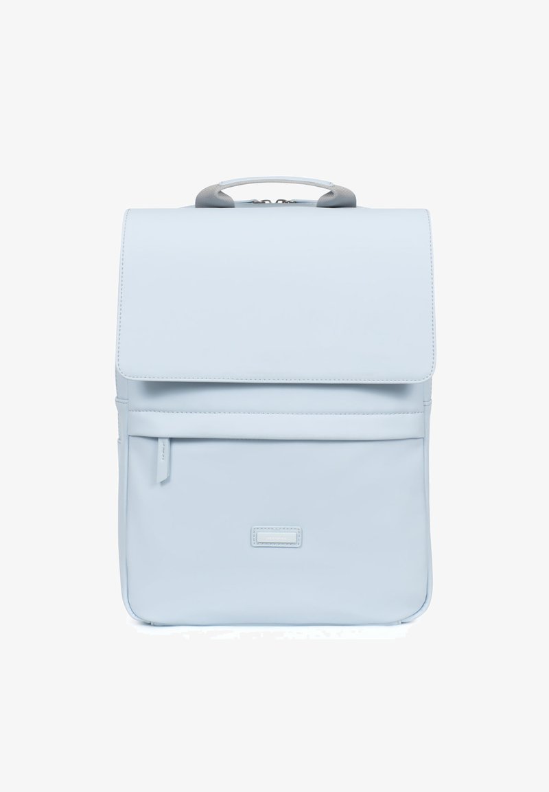 Zaino in pelle azzurro chiaro con una texture liscia, chiusura a pattina, manico superiore, tasca anteriore e un branding discreto sulla parte anteriore inferiore.