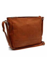 Ruskea nahkainen olkalaukku, jossa on vetoketjukiinnitys, litteä suorakulmainen muoto, säädettävä hihna ja hienostunut kohokuvioitu brändäys edessä.