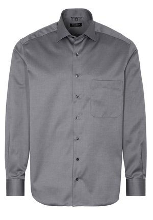 Chemise grise à manches longues avec un col boutonné. Fabriquée en matériau lisse, dotée d'une poche poitrine et de boutons noirs.