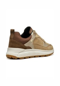Sneaker beige e marroni con una tomaia in suede e mesh texturizzati, una suola intermedia bianca ammortizzata e una suola in gomma con motivo.