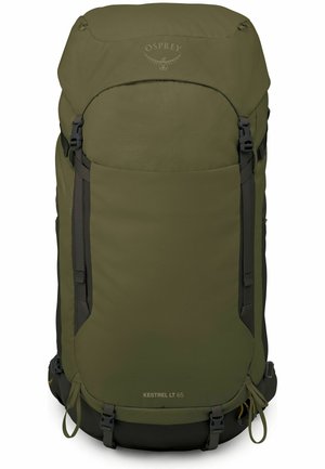 Olivgrüner Osprey Kestrel LT 65 Wanderrucksack mit vorderen Schnallen, seitlichen Gurten und Logo oben in der Mitte.