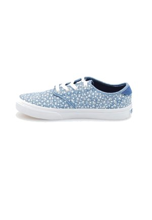 Sneaker in tela blu con motivo floreale bianco, lacci bianchi e suola in gomma bianca mostrata di lato su sfondo bianco.