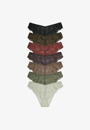 Siete prendas interiores femeninas de encaje en negro, marrón, rojo, gris oscuro, beige, verde y blanco roto, dispuestas verticalmente sobre un fondo blanco.