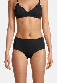 Schwarzes Bralette mit dünnen Trägern und einem dreieckigen Cup-Design, kombiniert mit passenden schwarzen hochgeschnittenen Slips, aus glattem Stoff gefertigt.