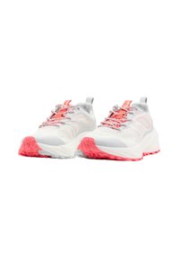 Baskets de course avec une tige en mesh blanc, des accents roses, un renfort à l'avant, et une semelle texturée pour une meilleure adhérence. Comprend une languette et des détails réfléchissants.