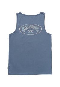 Top senza maniche in cotone blu con design rotondo del logo arancione con la scritta "Billabong" sul retro. Texture liscia, vestibilità casual.