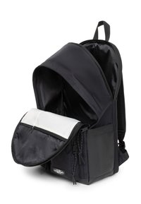 Czarny plecak Eastpak z główną komorą i otwartą przednią kieszenią, ukazujący wnętrze podszewki i wyściełaną tylną część panelu.