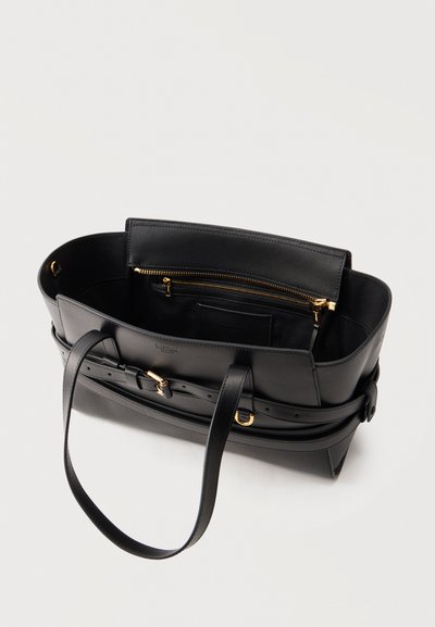 Μαύρη δερμάτινη τσάντα ώμου με διπλές λαβές, λεπτομέρεια ζώνης στην εξωτερική πλευρά και εσωτερική τσέπη με φερμουάρ και μεταλλικά στοιχεία σε χρυσό τόνο.