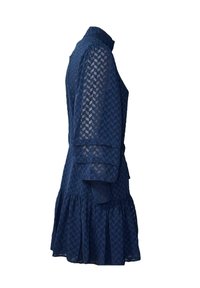 Abito blu navy con un motivo geometrico, maniche lunghe e gonna a strati. Realizzato in tessuto leggero, presenta un colletto.