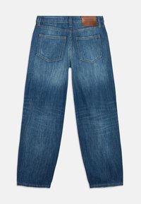 Sinine denimist teksapüksid sirgete jalgadega, kahe tagataskuga ja pruunist nahast Tommy Hilfiger logo paigaldusega vöökohal.