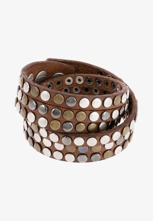 Bracelet en cuir marron enroulé, décoré de clous ronds en métal alternant argent, or et blanc, enroulé en plusieurs couches.