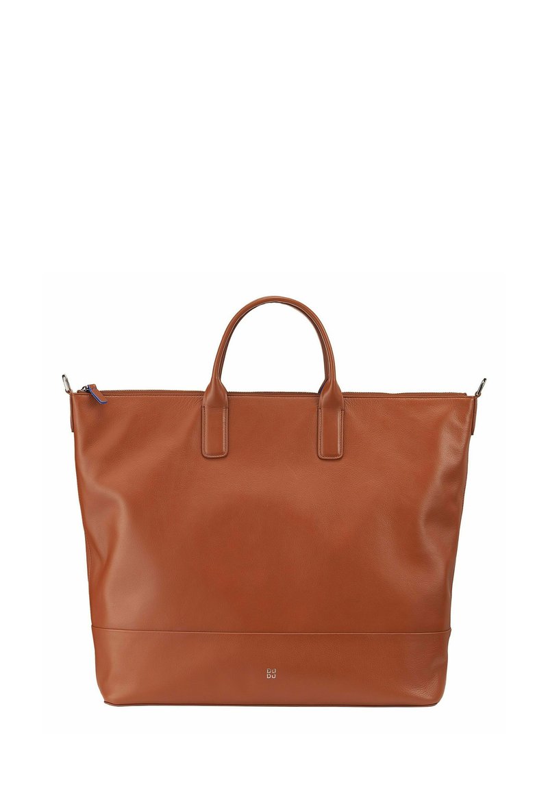 Bruine leren tote bag met twee bovenhandvaten, ritsluiting en subtiele branding aan de onderkant. Gladde textuur en gestructureerd ontwerp.