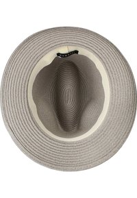 Hellbeige Strohhut mit breiter Krempe und strukturiertem Design. Das Innere enthält ein cremefarbnes Band und ein schwarzes Etikett.