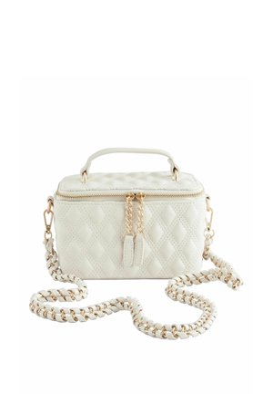 Pequeño bolso blanco acolchado con correa de cadena dorada, asa superior y cremalleras dobles en la parte frontal.