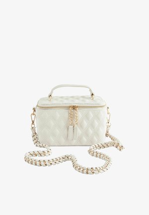 Pequeño bolso blanco acolchado con correa de cadena dorada, asa superior y cremalleras dobles en la parte frontal.