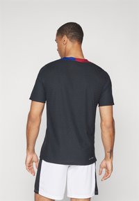 Nike Performance FC BARCELONA M NK DFADV STRK EL TOP K - Roupa de discoteca - black/noble red/orewood brown