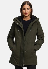 Parka olive avec fermeture éclair et bouton, capuche ajustable avec cordon de serrage, doublure en polaire autour du col et poches avant.