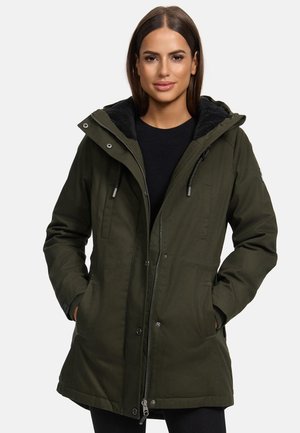 Parka olive avec fermeture éclair et bouton, capuche ajustable avec cordon de serrage, doublure en polaire autour du col et poches avant.