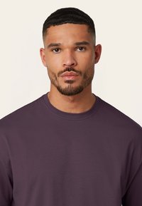 Paarse ronde hals t-shirt met een mooie textuur, met een ontspannen pasvorm en een eenvoudig ontwerp, geschikt voor casual kleding.