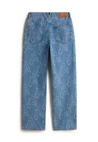 Jean en denim bleu avec des motifs légers de flammes, deux poches arrière, passants de ceinture et un patch en cuir marron à la taille.