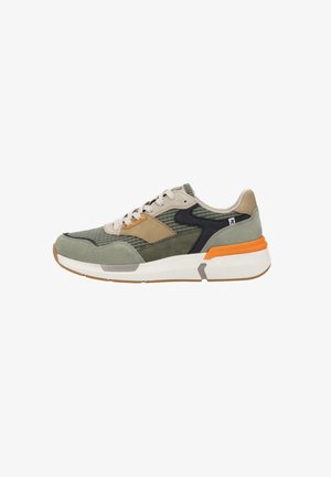 Sneaker mit einer Kombination aus grünem Wildleder und Obermaterial aus Mesh, beigen und marineblauen Akzenten, orangen Fersendetails und einer klobigen weißen Sohle.