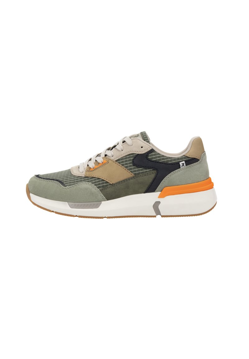 Baskets avec un mélange de cuir suede vert et de tige en mesh, accents beige et marine, détail orange au talon et semelle blanche épaisse.