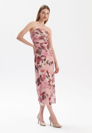 Strapless midi dress in light pink with dark floral pattern. Made from smooth fabric, featuring a fitted bodice and straight silhouette.