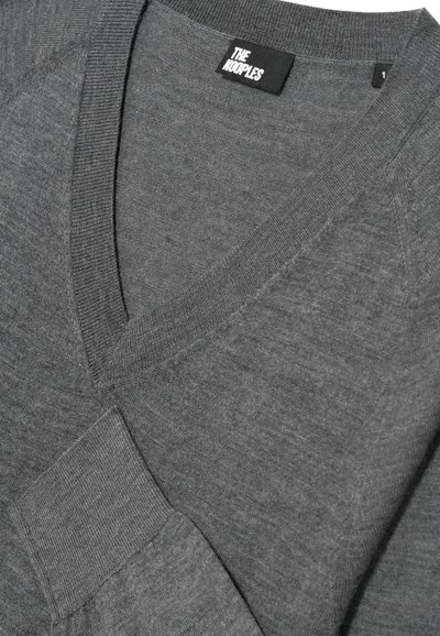 Szary sweter w serek wykonany z dzianiny, z prążkowanymi mankietami i dekoltem; prezentuje subtelną teksturę z metką z napisem "THE KOOPLES."