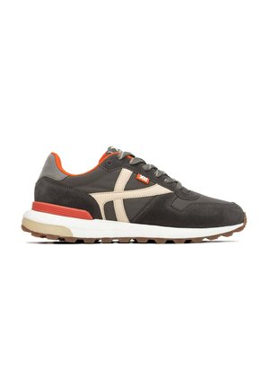 Zapatilla deportiva de color gris oscuro y beige con forro naranja, cordones grises, suela blanca y detalle rojo en el talón, mostrada de lado sobre un fondo blanco.