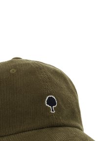 Olivgrüne Cordhut mit einem kleinen schwarzen Baumemblem, das auf der Vorderseite in Weiß umrandet ist.