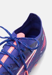 Puma ULTRA 5 PRO MG - Botines de fútbol para terreno firme - lapis lazuli/white/sunset glow