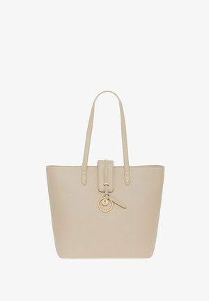 Beżowa skórzana torba tote z dwoma długimi uchwytami, zapięciem na pasek z przodu, złotymi akcentami i gładką teksturą.
