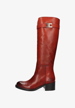 Rode leren laarzen tot net onder de knie met een gladde afwerking, voorzien van een goudkleurige gespsluiting en een blokhak. Duidelijke stikseldetailering.