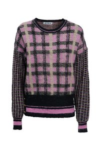 Maglione a fantasia con una combinazione di colori rosa, nero e crema. Tessuto a maglia con design plaid e orlo e polsini a coste. Accenti con due bottoni.