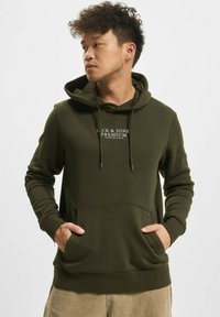 Olivengrønn hettegenser laget av mykt stoff, har en frontlomme, snor i hetta og trykket logo på brystet. Glatt tekstur.