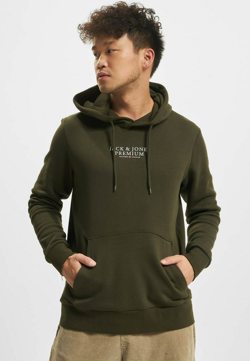 Olivengrønn hettegenser laget av mykt stoff, har en frontlomme, snor i hetta og trykket logo på brystet. Glatt tekstur.